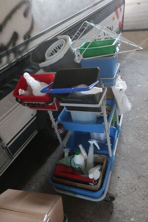 2 stk. rengøringsvogne med indhold