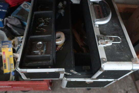 Værkstedsbænk, højtryksrenser, værktøj m.m. 