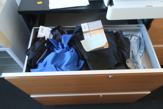 2 stk. reoler med indhold 