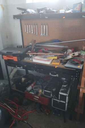 Værkstedsbænk, højtryksrenser, værktøj m.m. 