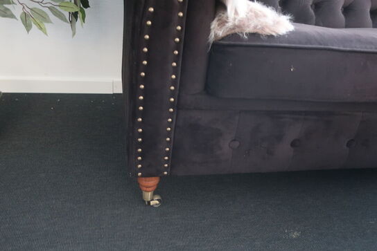 Sofa, sofabord og lampe