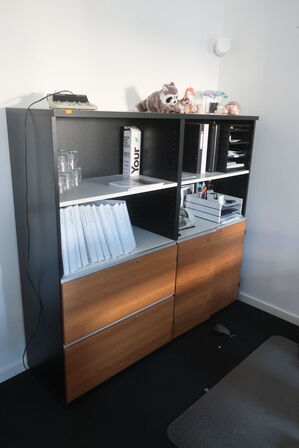 2 stk. reoler med indhold 