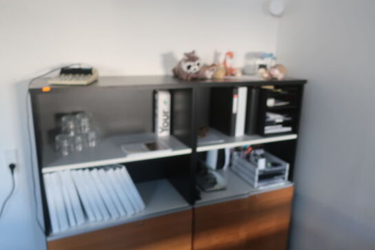 2 stk. reoler med indhold 