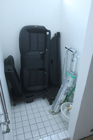 lampe, stol, indhold i køkkenskabe m.m.