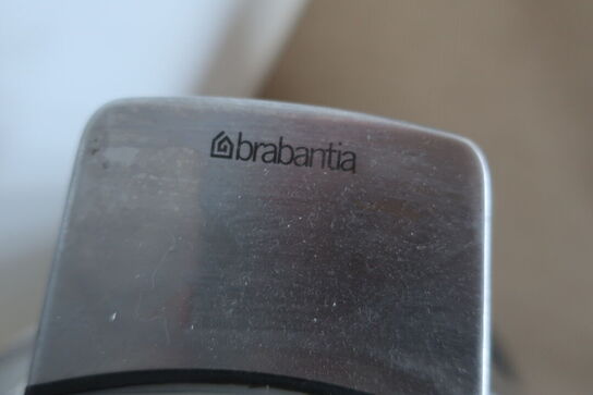 lampe, stol, indhold i køkkenskabe m.m.