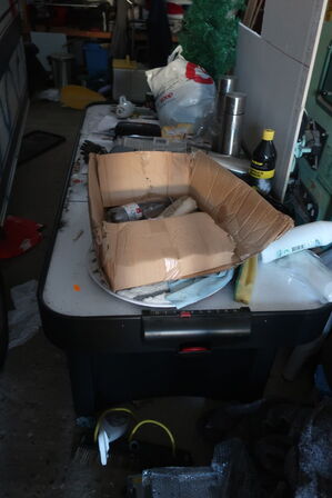 Arbejdsbord, rengøringsvogn, airhockey alt med indhold