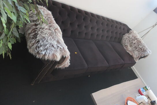 Sofa, sofabord og lampe