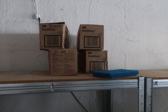 Reoler med indhold og kasser med glas