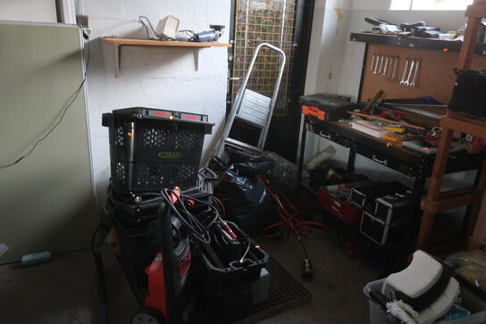 Værkstedsbænk, højtryksrenser, værktøj m.m. 