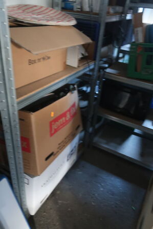 Reoler med indhold og kasser med glas