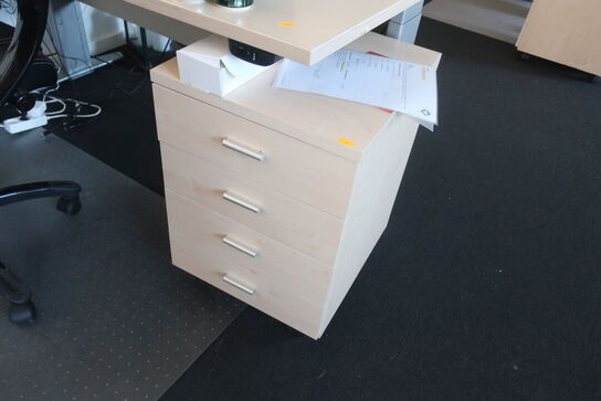 2 arbejdsplader med stol, el. hæve/sænkebord og skuffemondul