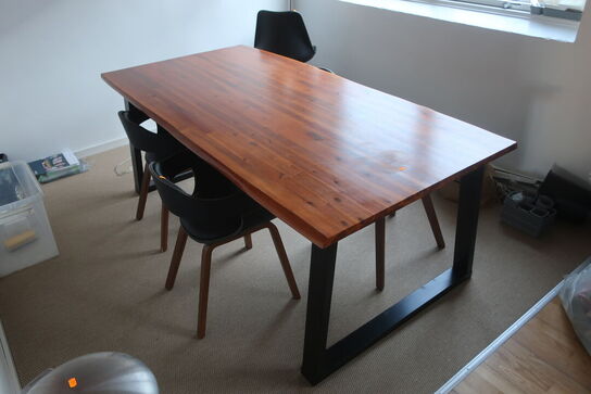 Bord og 4 stk. stole