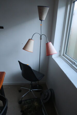 lampe, stol, indhold i køkkenskabe m.m.