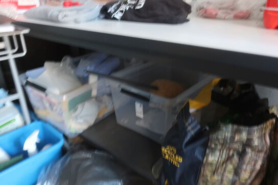 Arbejdsbord, rengøringsvogn, airhockey alt med indhold