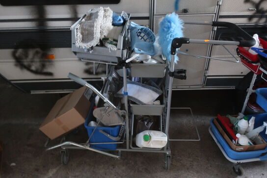 2 stk. rengøringsvogne med indhold