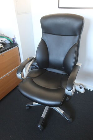 2 arbejdsplader med stol, el. hæve/sænkebord og skuffemondul