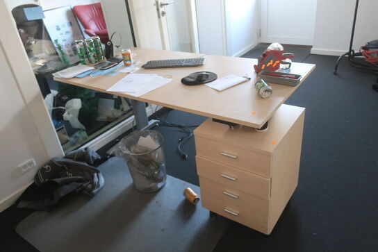 2 stk. el. hæve/sænkebord, skuffemonduler og mus, tastetur, headset