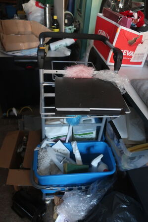 Arbejdsbord, rengøringsvogn, airhockey alt med indhold