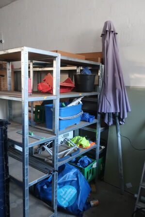 Reoler med indhold og kasser med glas