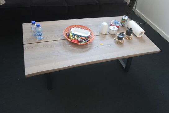 Sofa, sofabord og lampe