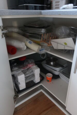 lampe, stol, indhold i køkkenskabe m.m.