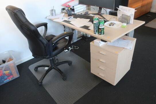 2 arbejdsplader med stol, el. hæve/sænkebord og skuffemondul