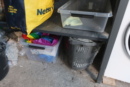 Arbejdsbord, rengøringsvogn, airhockey alt med indhold