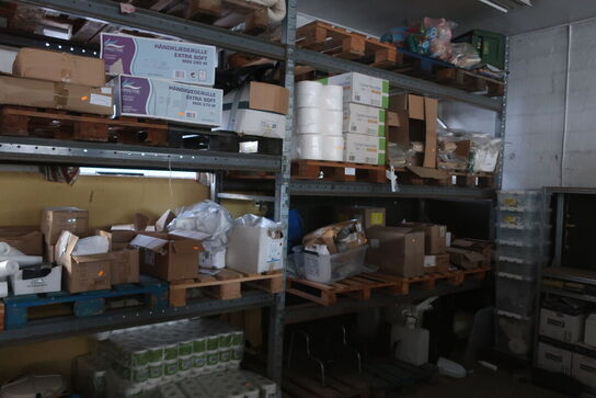 Papir, poser m.m. på reolen 