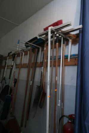 Stiger, haveredskaber, juleting m.m.