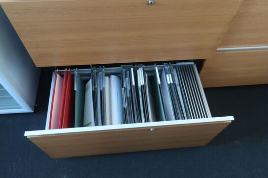 2 stk. reoler med indhold 