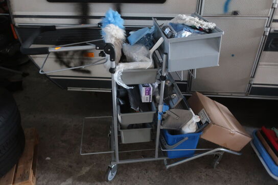 2 stk. rengøringsvogne med indhold