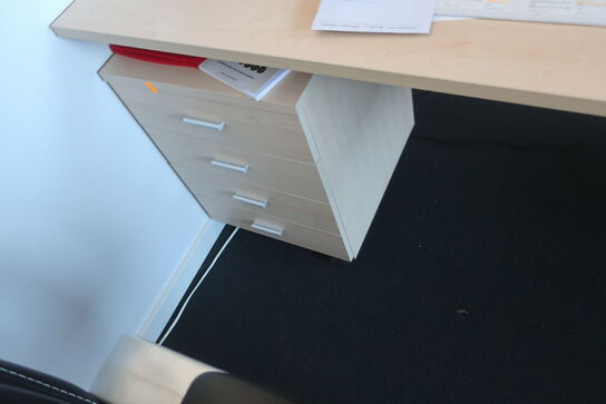 2 arbejdsplader med stol, el. hæve/sænkebord og skuffemondul