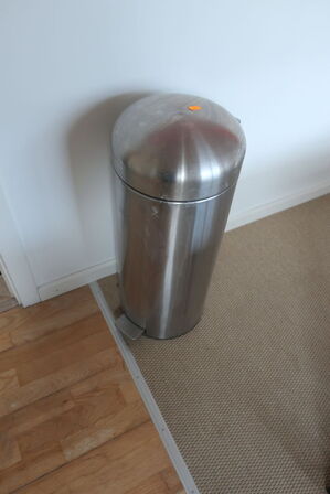 lampe, stol, indhold i køkkenskabe m.m.