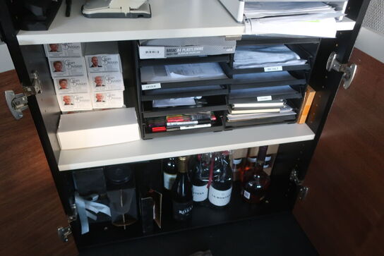 2 stk. reoler med indhold 