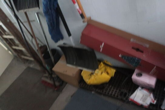 Stiger, haveredskaber, juleting m.m.