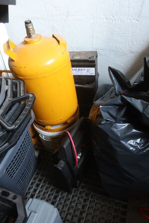 Værkstedsbænk, højtryksrenser, værktøj m.m. 