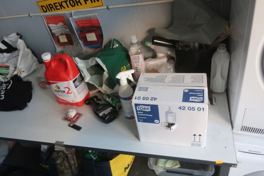 Arbejdsbord, rengøringsvogn, airhockey alt med indhold