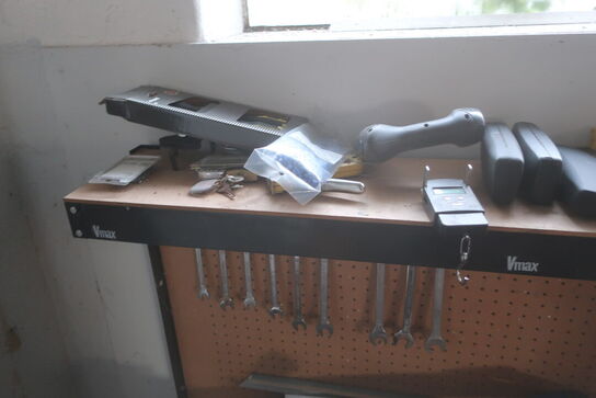 Værkstedsbænk, højtryksrenser, værktøj m.m. 