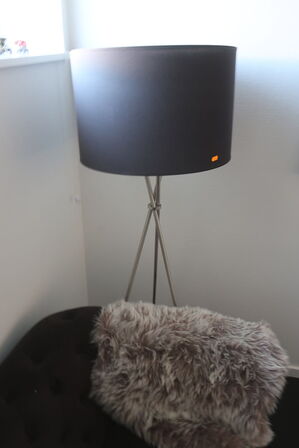 Sofa, sofabord og lampe