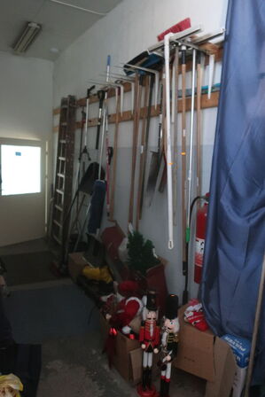 Stiger, haveredskaber, juleting m.m.