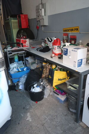 Arbejdsbord, rengøringsvogn, airhockey alt med indhold