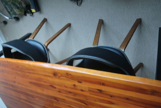 Bord og 4 stk. stole