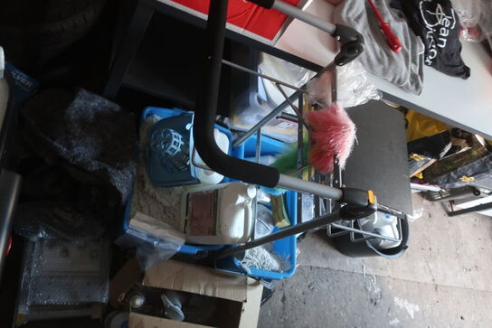 Arbejdsbord, rengøringsvogn, airhockey alt med indhold