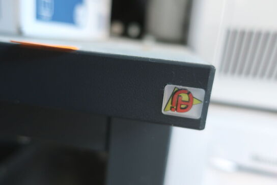 Arbejdsbord, rengøringsvogn, airhockey alt med indhold