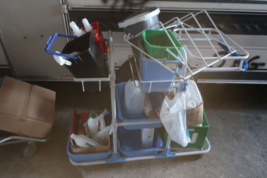 2 stk. rengøringsvogne med indhold