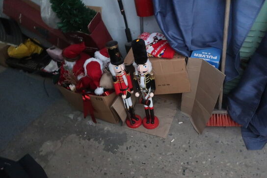 Stiger, haveredskaber, juleting m.m.