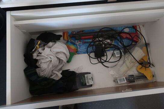 2 stk. reoler med indhold 