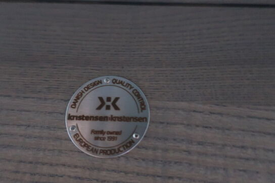 Sofa, sofabord og lampe