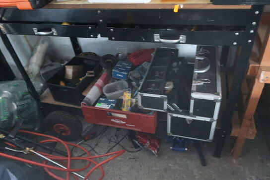 Værkstedsbænk, højtryksrenser, værktøj m.m. 