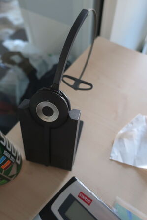 2 stk. el. hæve/sænkebord, skuffemonduler og mus, tastetur, headset